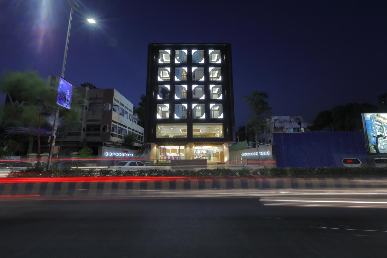 Hotel Silver Heights Ahmadábád Kültér fotó