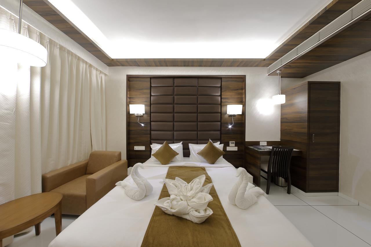 Hotel Silver Heights Ahmadábád Kültér fotó