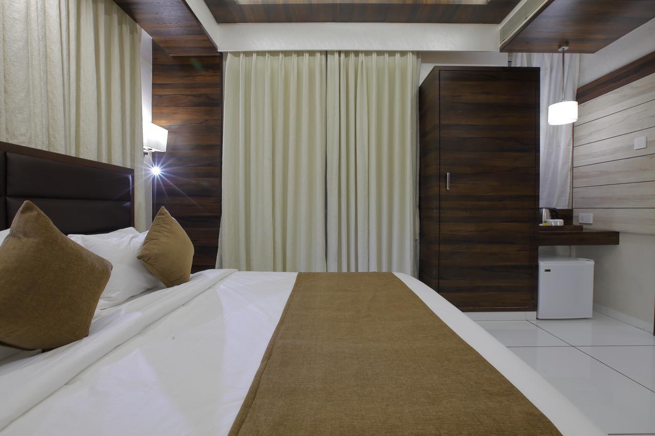 Hotel Silver Heights Ahmadábád Kültér fotó