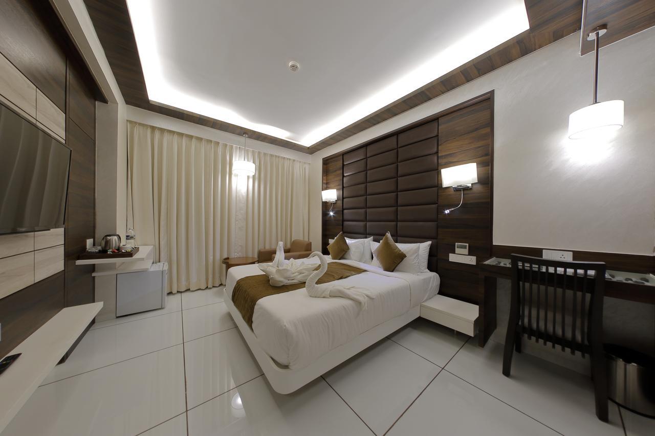 Hotel Silver Heights Ahmadábád Kültér fotó