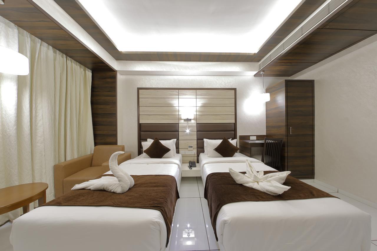Hotel Silver Heights Ahmadábád Kültér fotó