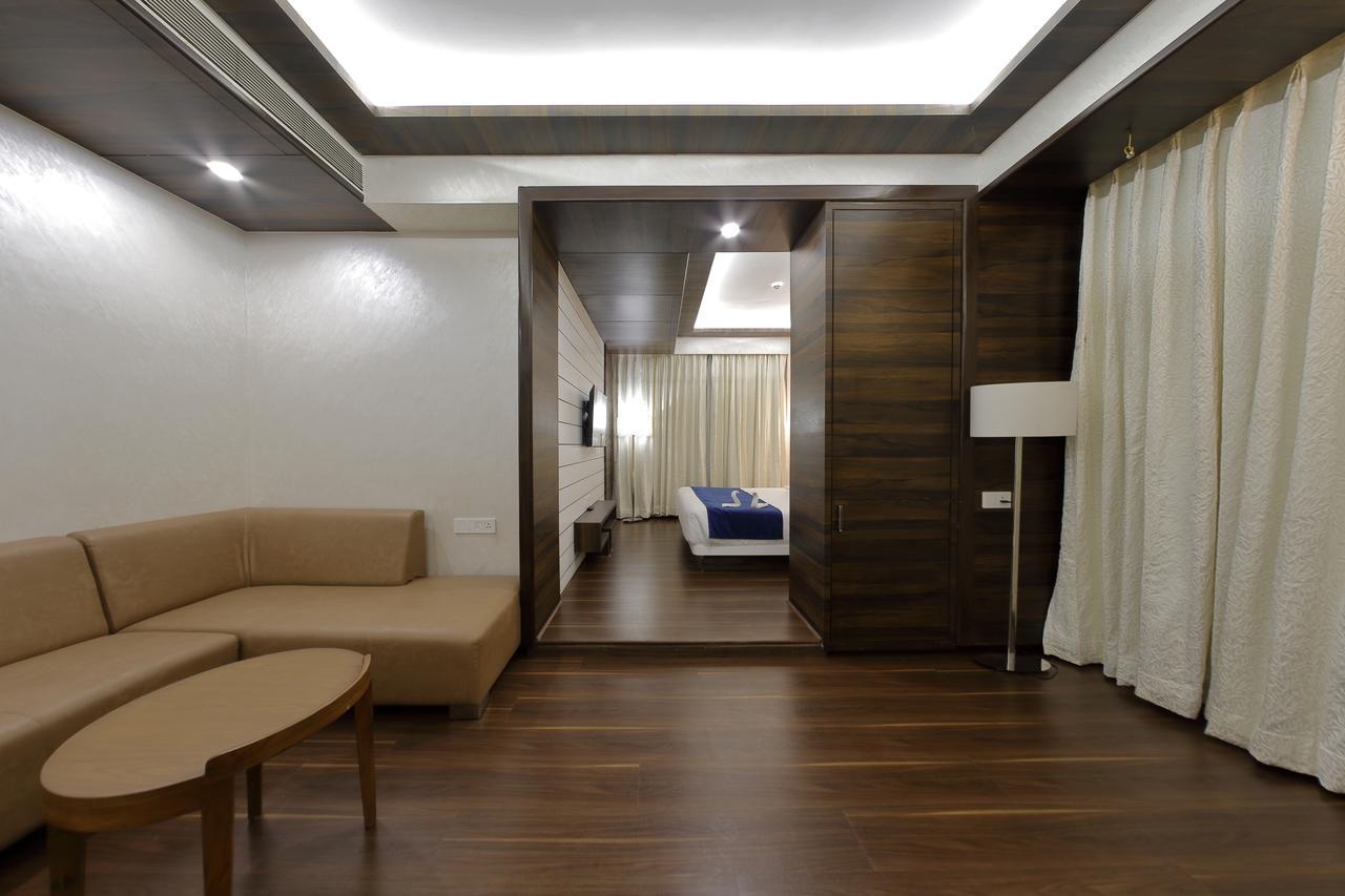 Hotel Silver Heights Ahmadábád Kültér fotó